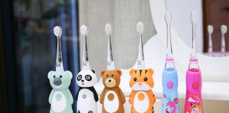 【兔子洞裡的愛麗絲】不再追著孩子刷牙！Brush Baby 電動牙刷的神奇魔力