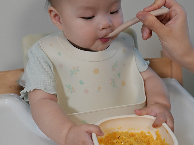MOYUUM 韓國白金矽膠寬口立體圍兜