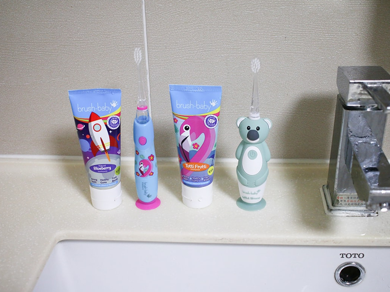 【兔子洞裡的愛麗絲】不再追著孩子刷牙！Brush Baby 電動牙刷的神奇魔力